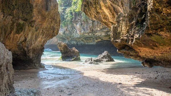 Suluban Beach Cave