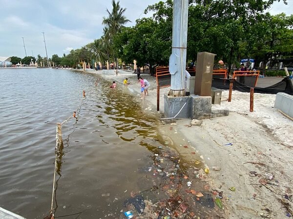 Pantai Ancol Pollution