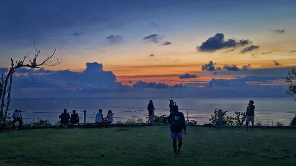sunset spots in Uluwatu karang boma