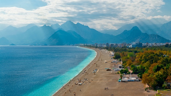 The beaches of Antalya have no crowds in Winter