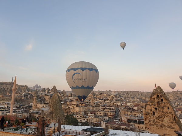guide to cappadocia balloons flying low