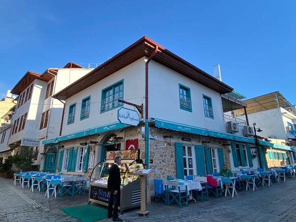 There seems to be restaurants on nearly every corner