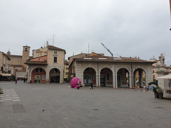 things to do in desenzano del garda piazza melvezzi