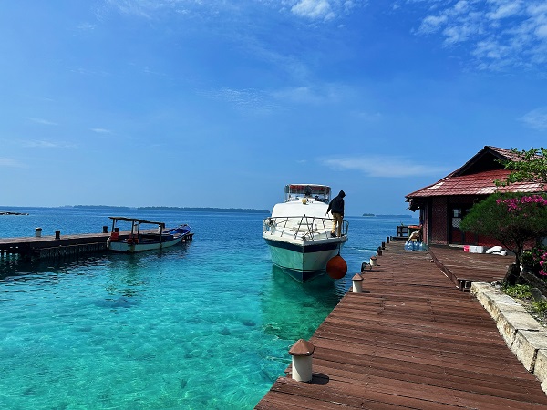 The boat arriving to pick us up at 2pm