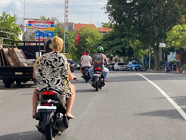 unruly tourists in bali no helmets