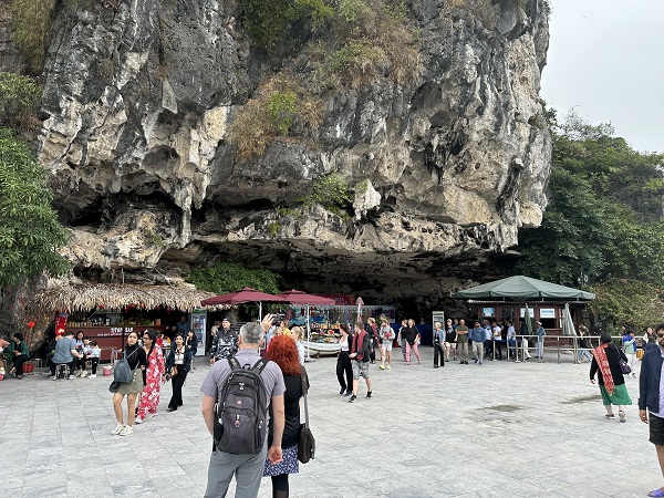 is halong bay worth it crowds