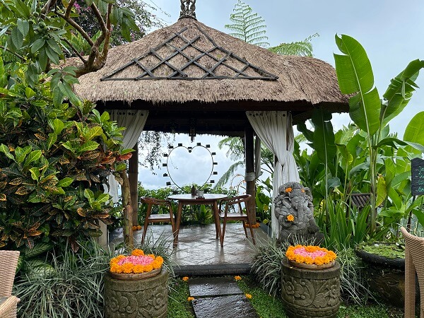 Intimate dining is available for those special occasions