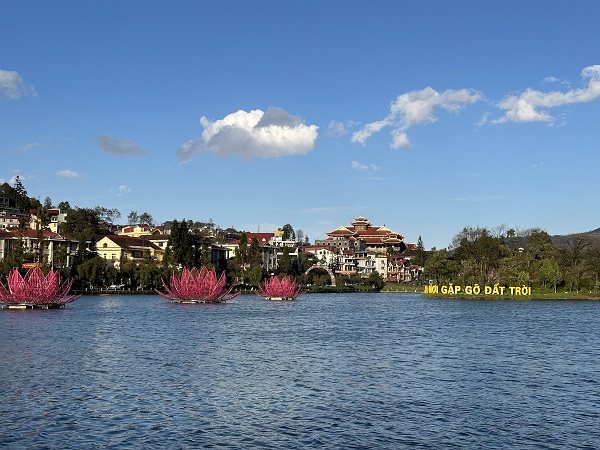 The lake in the center of town is gorgeous