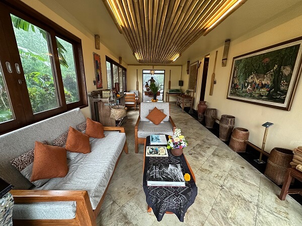 The lobby area has plenty of room to relax