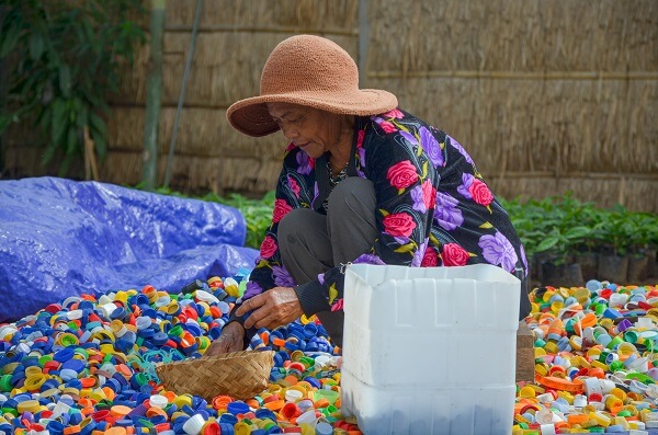 sustainovation sorting the plastic