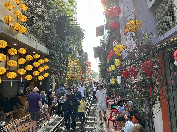 Hanoi travel tips train street