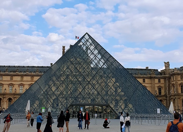 The louvre manages to hide the crowds