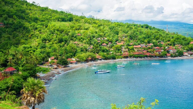 where to eat in amed bali on a budget