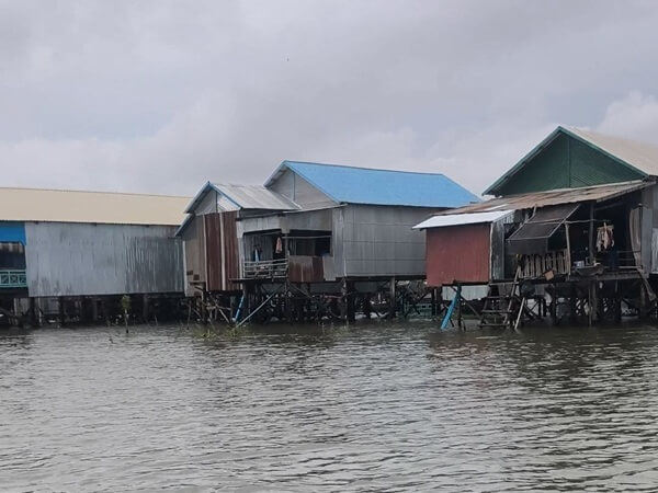 Houses on thin wooden stilts in Kompong Phluk